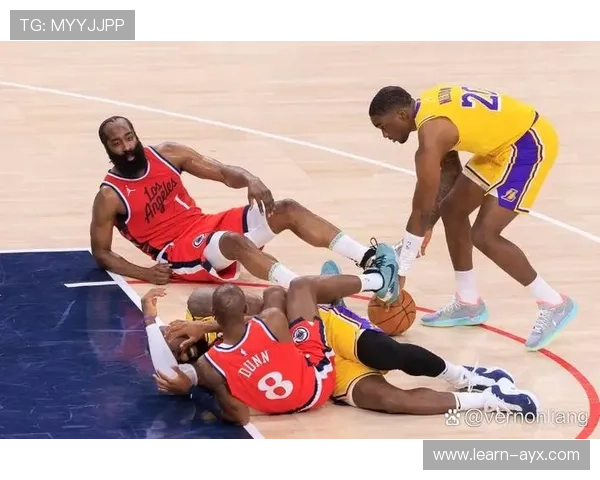 NBA焦点战再起波澜豪强对决引爆季后赛前景悬念七大球星巅峰碰撞