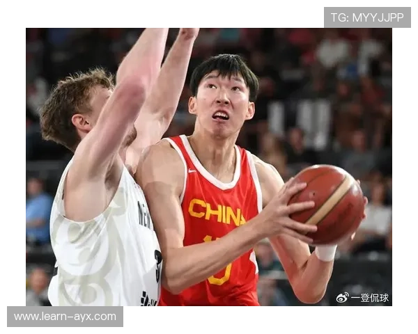 中国男篮备战世界杯首场热身赛 激烈对抗展现全新阵容 中国男篮备战世界杯首场热身赛 激烈对抗展现全新阵容