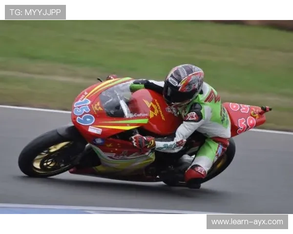 摩托车大奖赛最新战况：车手争夺激烈 新赛季赛事亮点解析